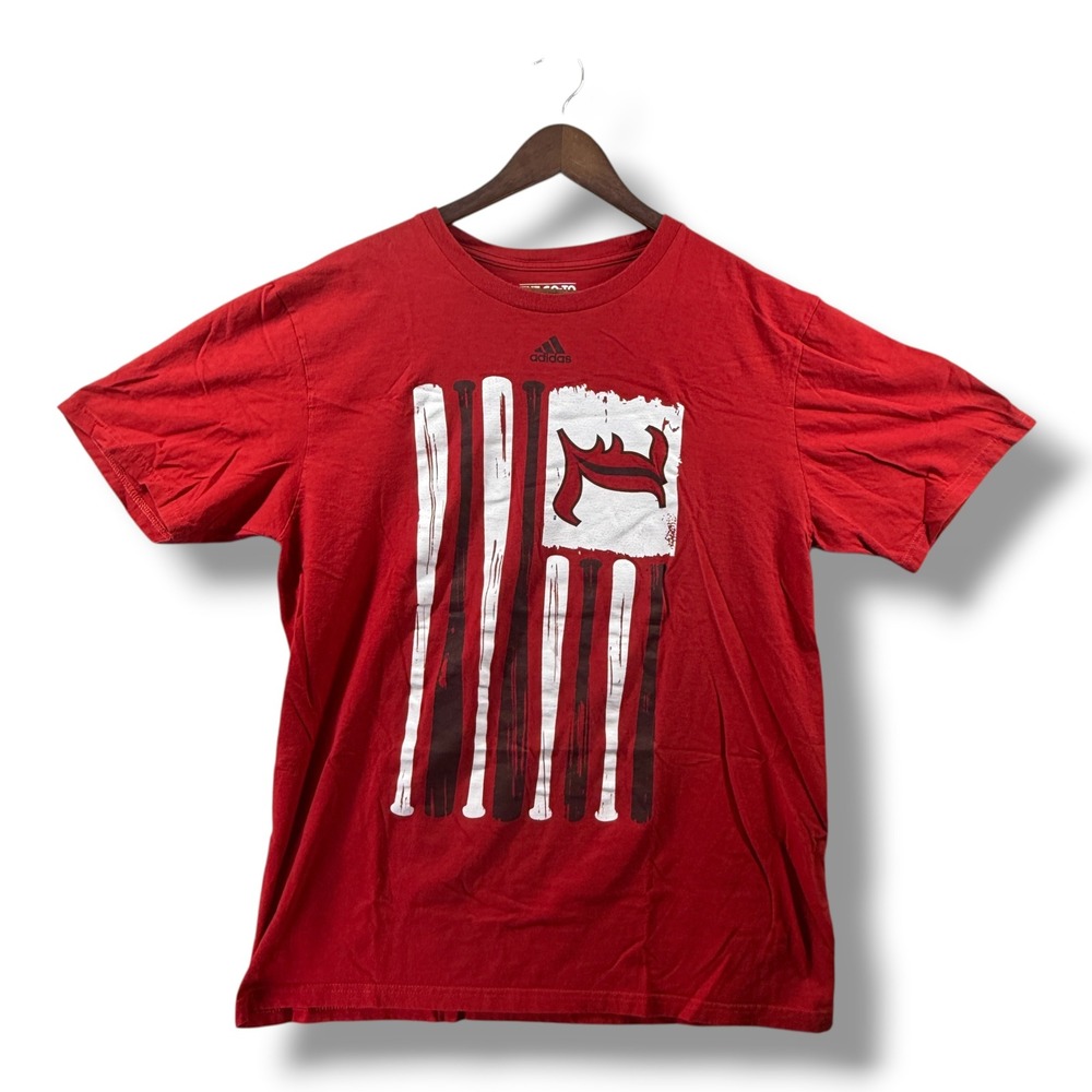 Adidas Mens The Go-To‎ Tee Red Baseball Bat Flag Graphic T-Shirt Size Large